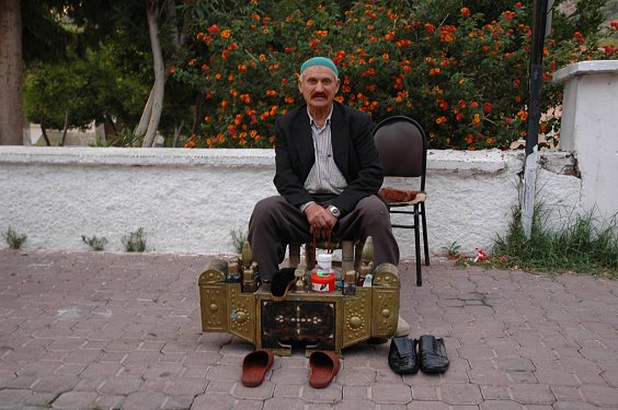 Dieser Schuhputzer kam mir vor als h&auml;tte man ihn f&uuml;r die Touristen aufgestellt. Putzen sah ich ihn nie.