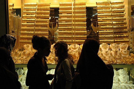 Die Schaufenster der Schmuckgesch&auml;fte im Gro&szlig;en Bazar wirken auf die Damenwelt wie ein Magnet