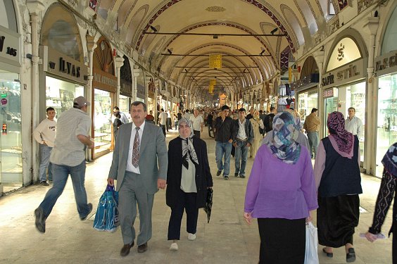 Junger Mann rennt durch die Gassen des Gro&szlig;en Bazars