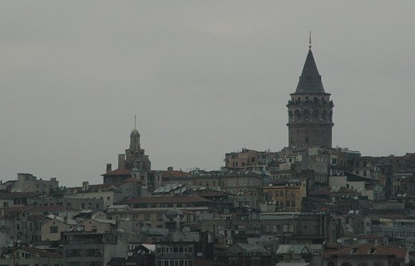 Beim &Uuml;berqueren des Bosporus hat man einen sch&ouml;nen Blick auf den Galataturm