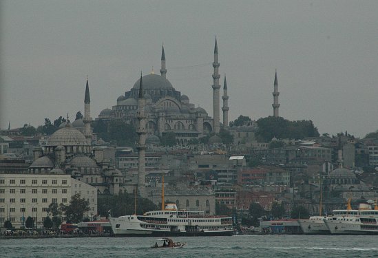Die gro&szlig;e Moschee d&uuml;rfte die Yeni Cami (Neue Moschee) sein, aber da bin ich mir nicht sicher