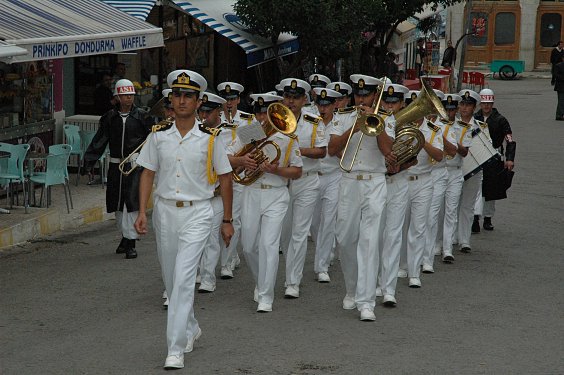 Wir sa&szlig;en bei einem Cay auf B&uuml;y&uuml;k Ada als pl&auml;tzlich wie auf Bestellung eine Marine(?)blaskapelle aufmarschierte und ein Platzkonzert gab.