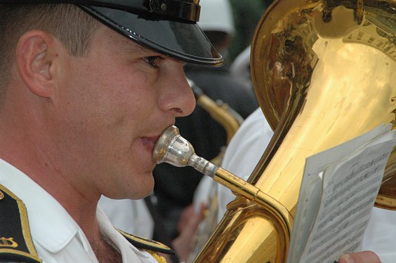 An der Spannung der Backenmuskulatur k&ouml;nnen wir unschwer erkennen, dass der Musiker ein "ges" bl&auml;st