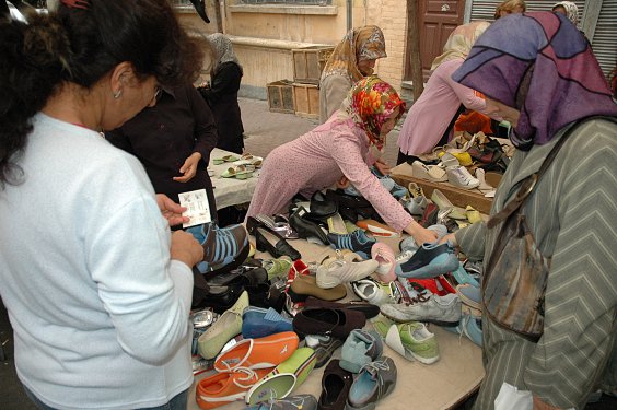 Frauen mit bunten Kopft&uuml;chern kaufen gerne bunte Schuhe