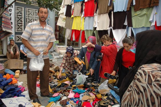 "Pa&szlig;t auf Leute, wenn ihr jetzt drei Paar von meinen superbilligen Haussschuhen kauft, dann schenk ich euch noch ein Paar f&uuml;r die Oma dazu"