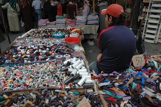 So ein sch&ouml;ner Stand - leider ohne Kundschaft. Anscheinend will kein Mensch mehr Socken stopfen.