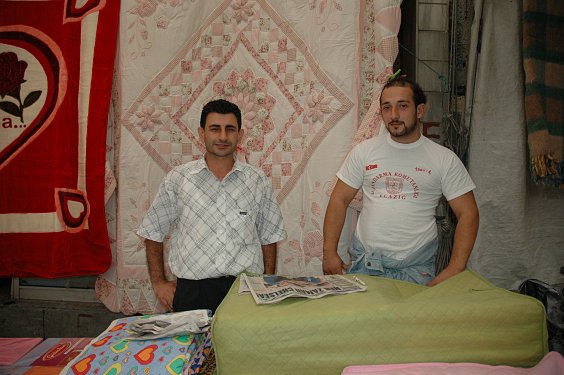 Ali und Mehmet lie&szlig;en sogar ihre Zeitung f&uuml;r ein Foto liegen