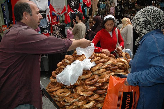 Simit mit Simitverk&auml;ufer und Simitkundinnen