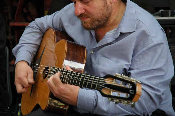 Roland Schrüfer auf einer Gitarre von Jürgen Volkert